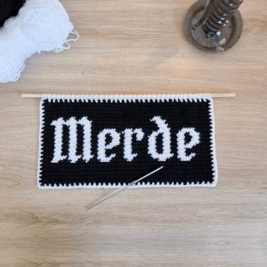 Tapisserie "M*rde" au Crochet - Produit fini – Image 2