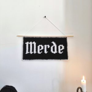Tapisserie "M*rde" au Crochet - Produit fini – Image 5