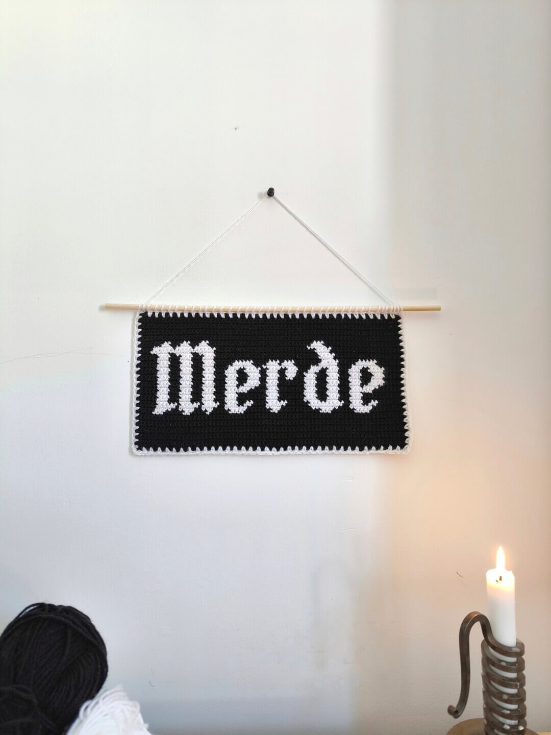 Tapisserie "M*rde" au Crochet - Produit fini – Image 5