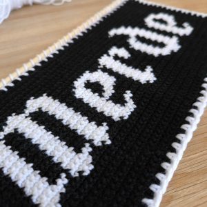 Tapisserie "M*rde" au Crochet - Produit fini – Image 3