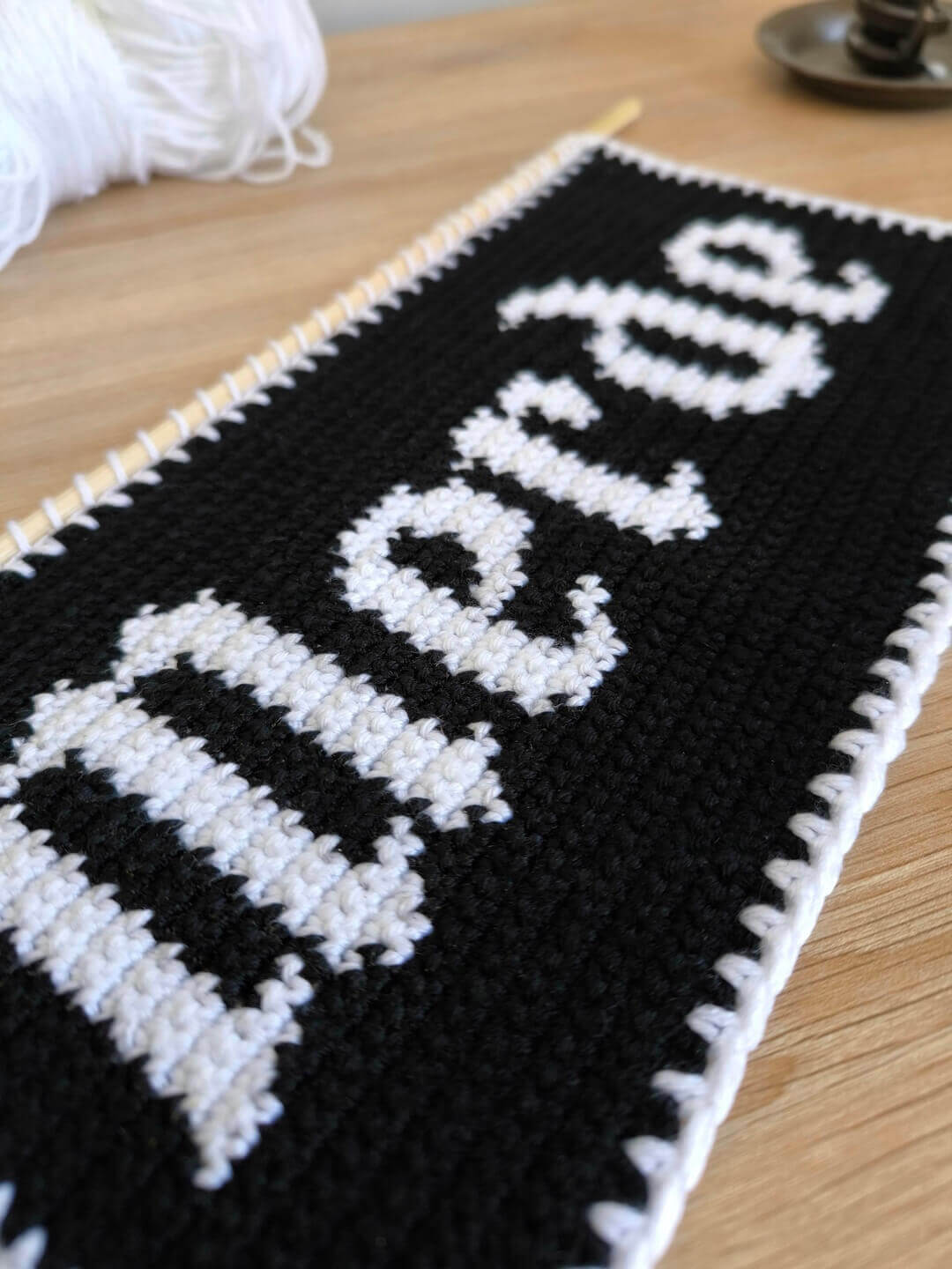 Tapisserie "M*rde" au Crochet - Produit fini – Image 3