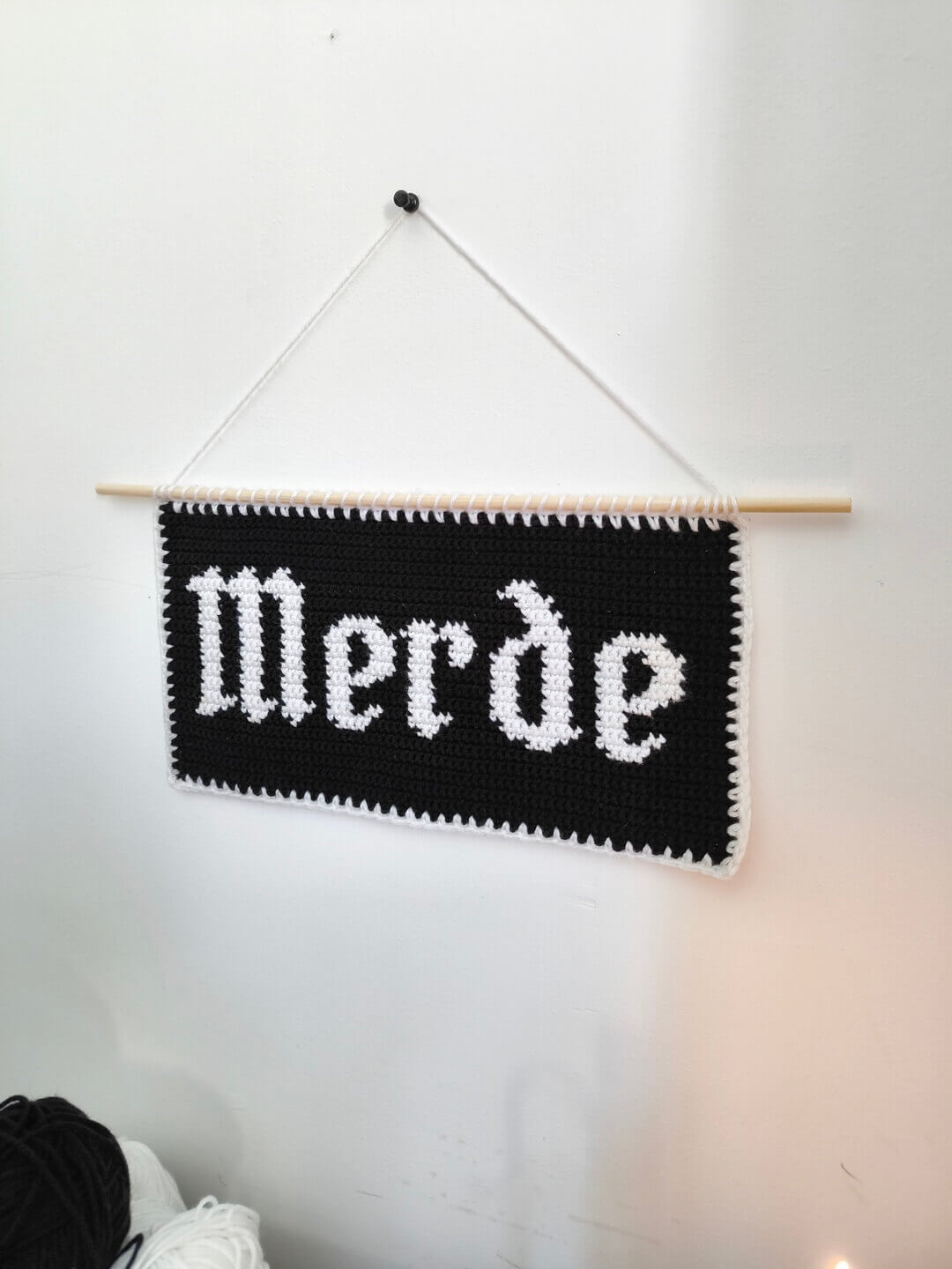 Tapisserie "M*rde" au Crochet - Produit fini – Image 7