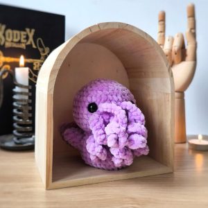 Cthulhu amigurumi lilas sous arche en bois - Produit fini – Image 4