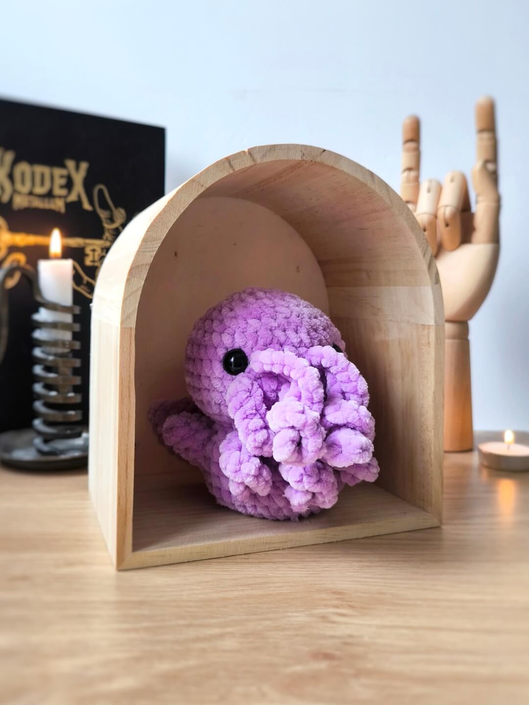 Cthulhu amigurumi lilas sous arche en bois - Produit fini – Image 4