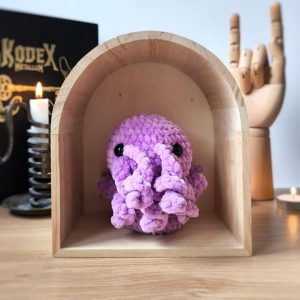 Cthulhu amigurumi lilas sous arche en bois - Produit fini – Image 2