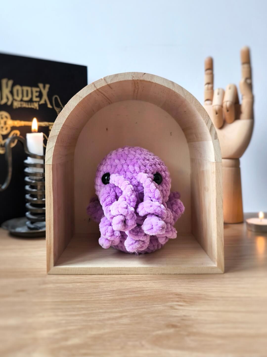 Cthulhu amigurumi lilas sous arche en bois - Produit fini – Image 2
