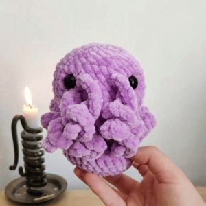 Cthulhu amigurumi lilas sous arche en bois - Produit fini – Image 5