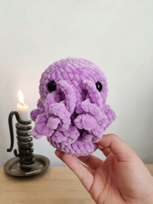 Cthulhu amigurumi lilas sous arche en bois - Produit fini