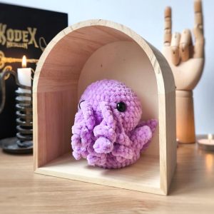 Cthulhu amigurumi lilas sous arche en bois - Produit fini – Image 3