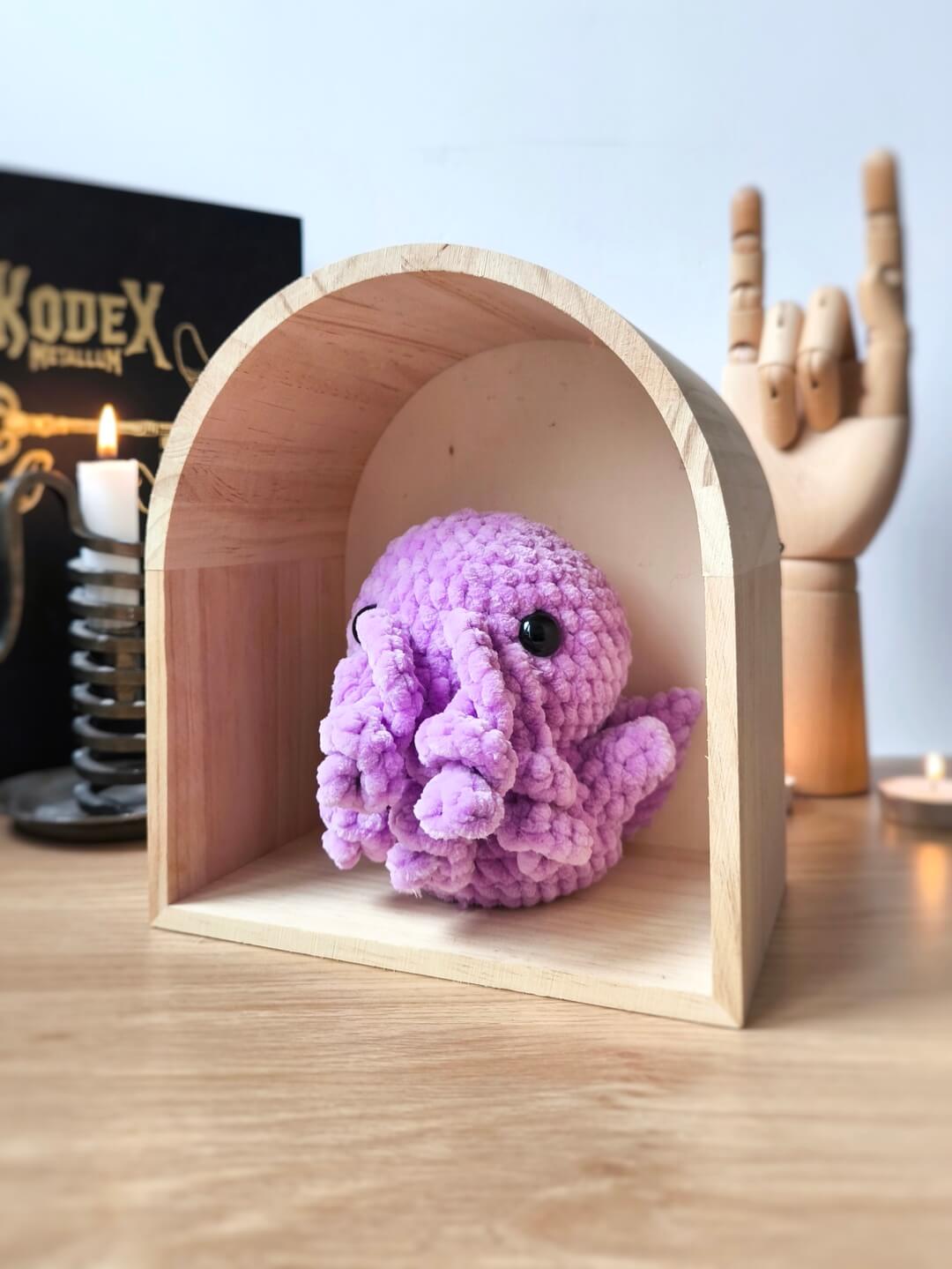 Cthulhu amigurumi lilas sous arche en bois - Produit fini – Image 3