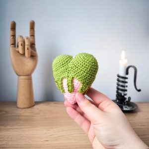 Porte-clé Cœur Empoisonné en Crochet | Couleurs personnalisables – Image 4