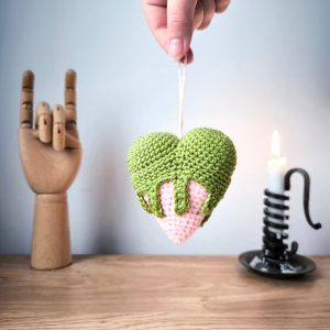 Porte-clé Cœur Empoisonné en Crochet | Couleurs personnalisables – Image 5